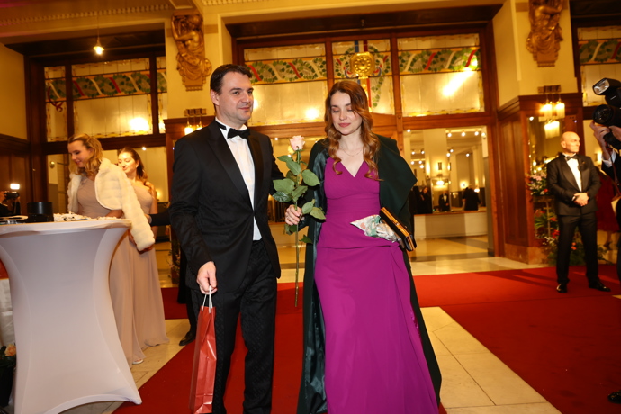 FOTO: Petr Macinka opouští Obecní dům. – stránka 20