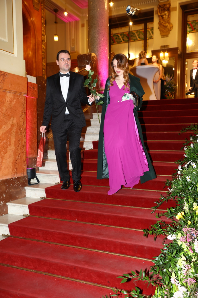 FOTO: Petr Macinka při odchodu z Obecního domu. – stránka 19