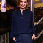 Meteoroložka si v poslední době oblíbila tmavě modrou kombinaci. 