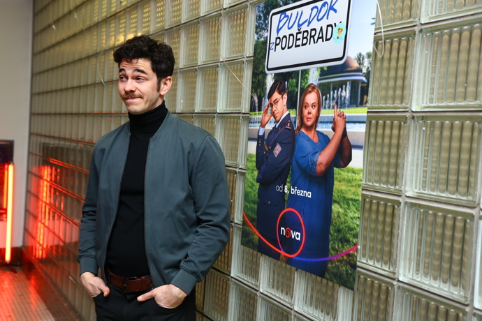 FOTO: Marek Adamczyk je jednou z hlavních hvězd seriálu Buldok z Poděbrad. – stránka 10