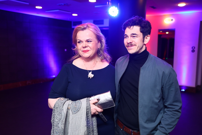 FOTO: Představitelé dvou hlavních rolí Marek Adamczyk a Sabina Remundová. – stránka 8