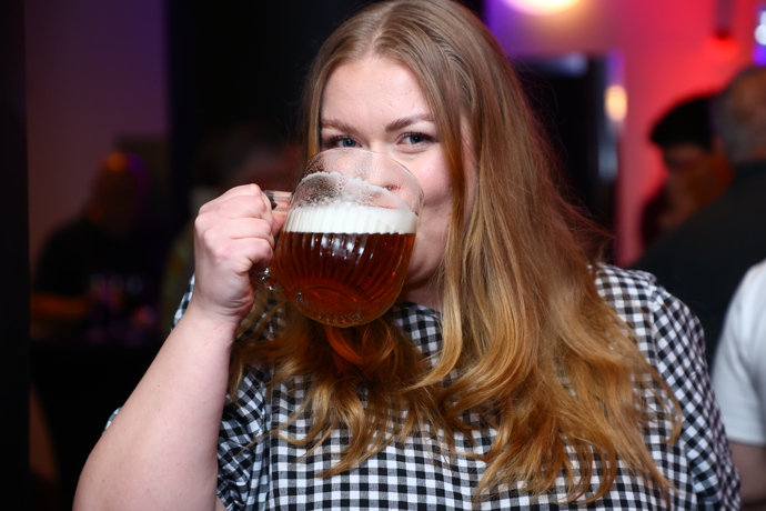 FOTO: Na premiéře nebyla nouze o pivo. – stránka 10