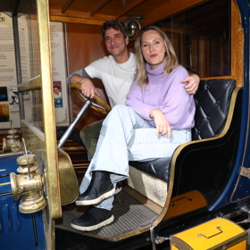 Fotografům zapózovali v replice historického vozu, který můžeme znát z romantického filmu. 