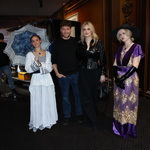 Martin s Pavlou se nechali provést celou výstavou hosteskami v historických kostýmech. 