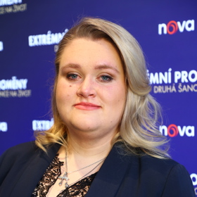 Na tiskovou konferenci přišla Helena jako blondýnka, což ji také omladilo v obličeji. 