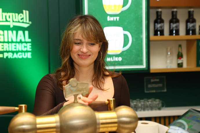 FOTO: Dominika Hašková si zkusila načepovat pivo. – stránka 9