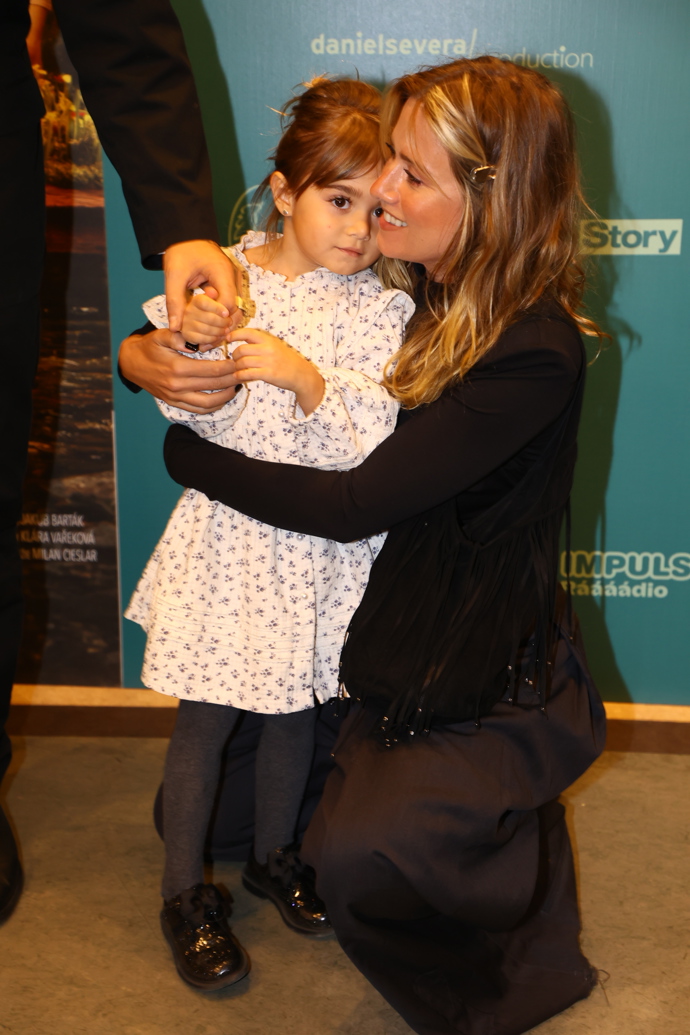 FOTO: Emma Smetana se svou dcerkou. – stránka 8