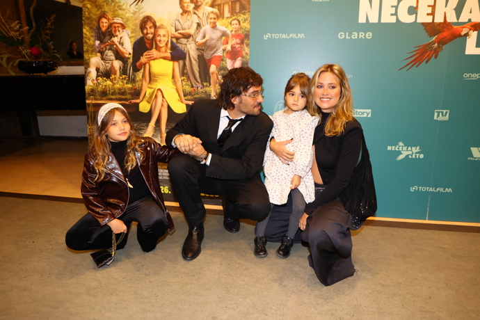 FOTO: Děti Jordana a Emmy si taktéž zahrály ve filmu Nečekané léto. – stránka 6
