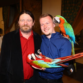 Ve filmu Nečekané léto si zahráli i papoušci.