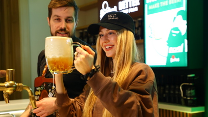 FOTO: Natálie Kotková si zkusila načepovat pivo.