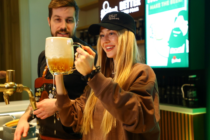 FOTO: Natálie Kotková si zkusila načepovat pivo. – stránka 1