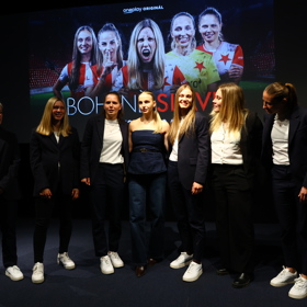 Fotbalistky na představení seriálu Bohyně Slavie.