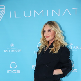 Taťána komplet černé doplnila o malou zlatou kabelku. 