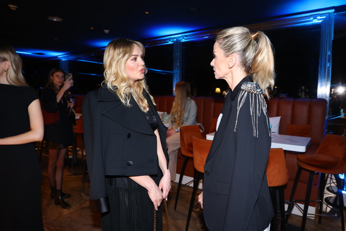 FOTO: Taťána Kuchařová prohodila pár slov s DJ Luccou. – stránka 18