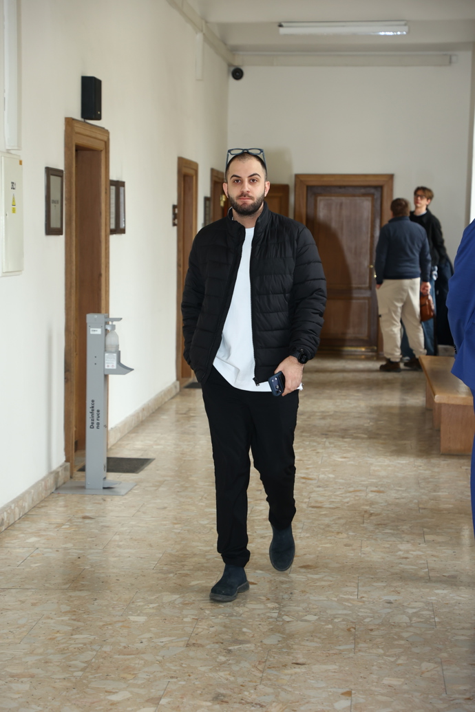 FOTO: MikeJePán dorazil k soudu. – stránka 8