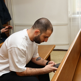 Mike Oganesjan dorazil. 