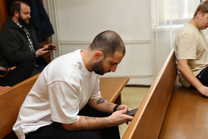 FOTO: Mike Oganesjan dorazil. – stránka 4