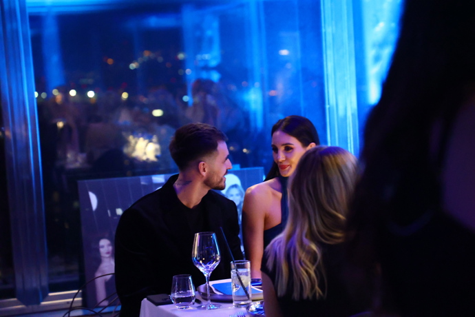 FOTO: Kristýna Schicková se svým tajemným partnerem. – stránka 14