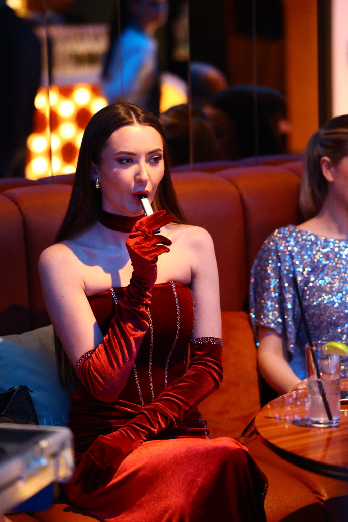 FOTO: Marie Rosecká s elektronickou cigaretou. – stránka 2