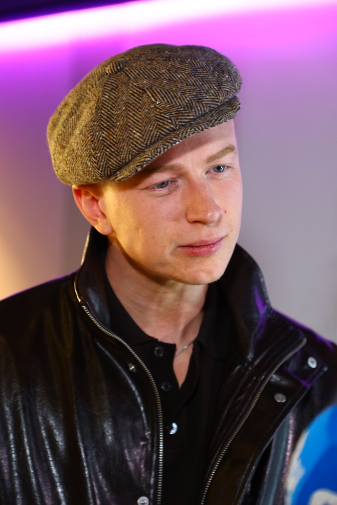 FOTO: Adam Mišík si na sebe vzal bekovku. – stránka 40