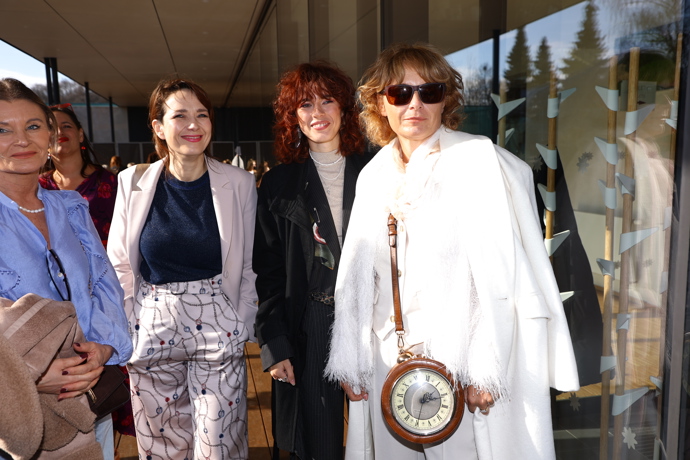 FOTO: Tereza Kostková, Anna Dvořáková a Bára Munzarová. – stránka 8