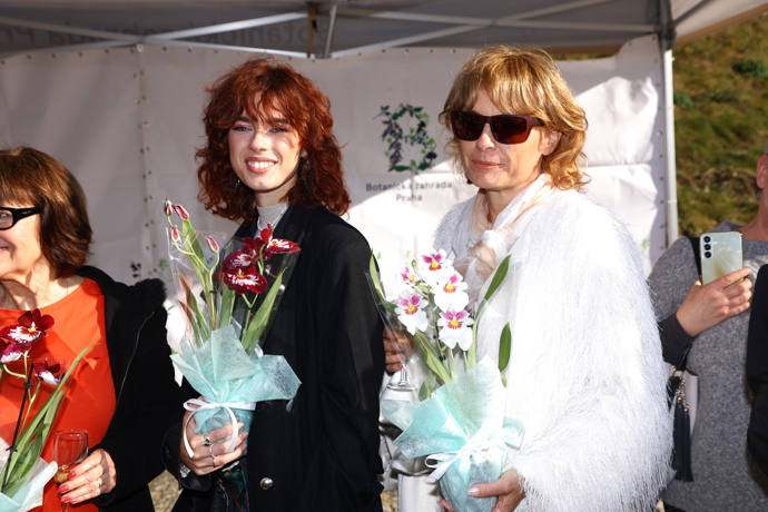 FOTO: Anna Dvořáková s maminkou Bárou Munzarovou. – stránka 16