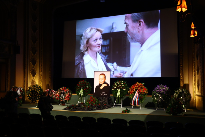 FOTO: Na pohřbu Jany Brejchové se promítaly úryvky z jejích filmů. – stránka 18