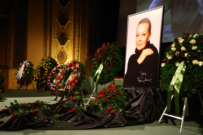 FOTO: Jana Brejchová obdržela hodně smutečních věnců. – stránka 17