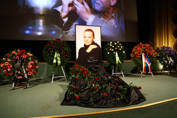 FOTO: Portrét Jany Brejchové. – stránka 16