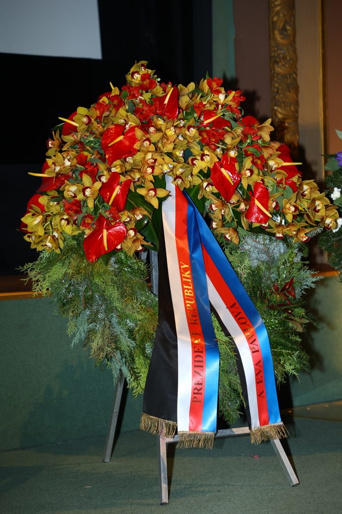 FOTO: Věnec od pana prezidenta. – stránka 13