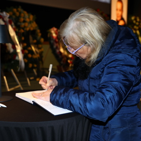 Hostům je k dispozici kondolenční kniha. 