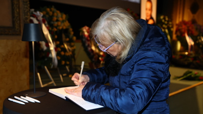 FOTO: Hostům je k dispozici kondolenční kniha.