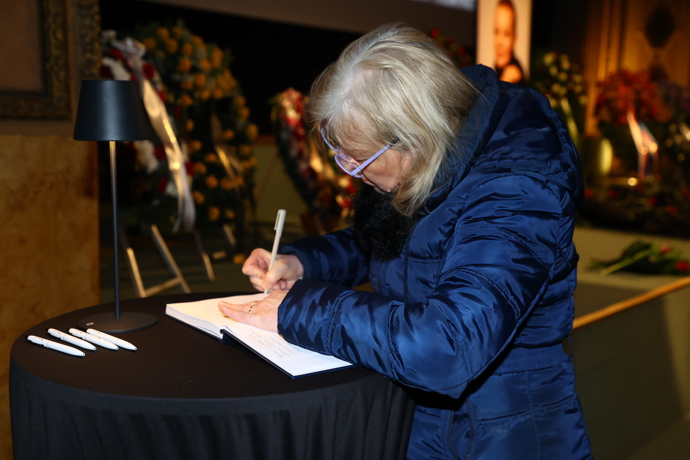 FOTO: Hostům je k dispozici kondolenční kniha. – stránka 11