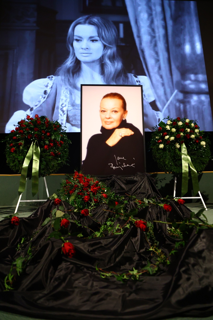 FOTO: Česko se loučí s Janou Brejchovou. – stránka 16