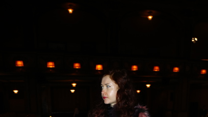 FOTO: Režisérka Eva Toulová dorazila na pohřeb.