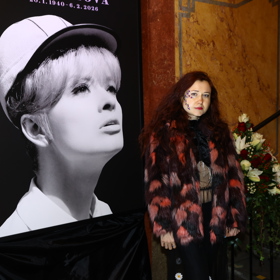 Česko se loučí s Janou Brejchovou. Mezi prvními přišla do Lucerny Eva Toulová.