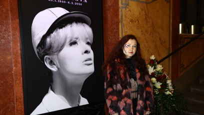 FOTO: Česko se loučí s Janou Brejchovou. Mezi prvními přišla do Lucerny Eva Toulová.