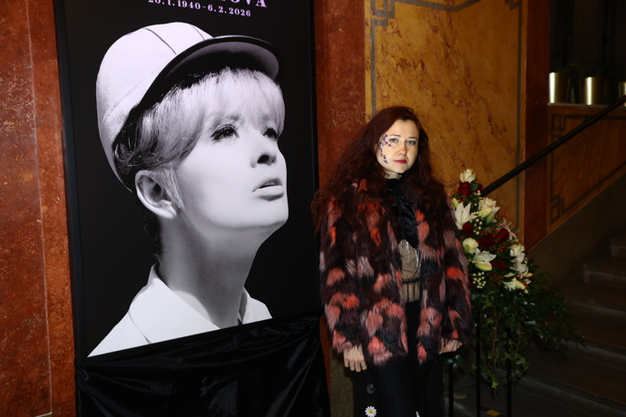 FOTO: Česko se loučí s Janou Brejchovou. Mezi prvními přišla do Lucerny Eva Toulová. – stránka 17