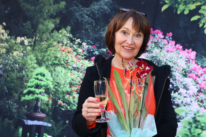 FOTO: Petra Černocká dorazila v dobré náladě. – stránka 4