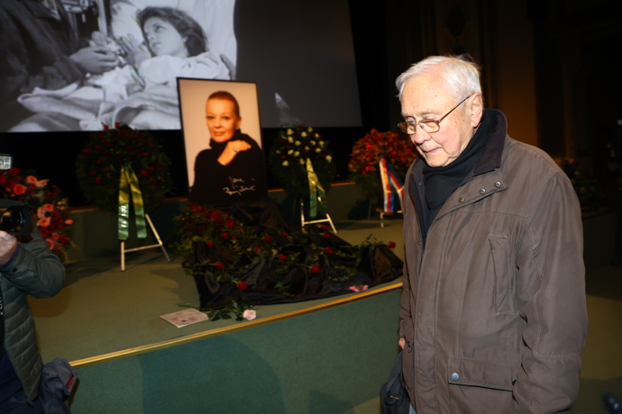 FOTO: Jaroslav Satoranský se přišel naposledy rozloučit s Janou Brejchovou. – stránka 24
