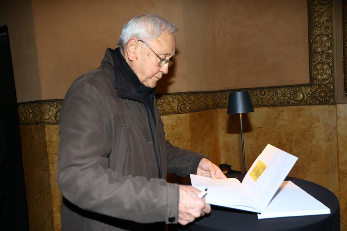 FOTO: Jaroslav Satoranský napsal do kondolenční knihy vzkaz. – stránka 23