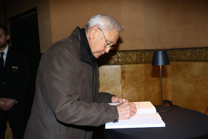 FOTO: Jaroslav Satoranský se přišel naposledy rozloučit s Janou Brejchovou. – stránka 22