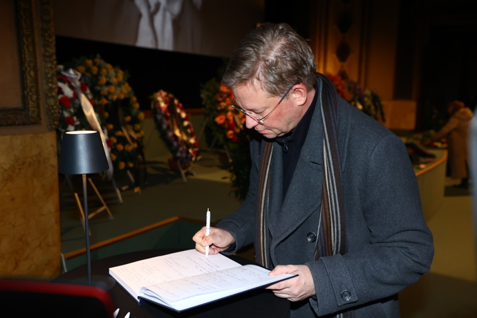 FOTO: Aleš Cibulka napsal do knihy emotivní vzkaz. – stránka 2