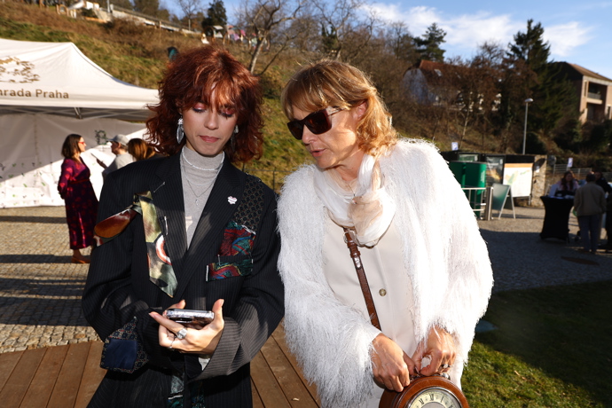 FOTO: Anna Dvořáková se svou maminkou. – stránka 10