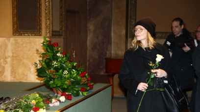 FOTO: Aňa Geislerová přinesla bílou růži.