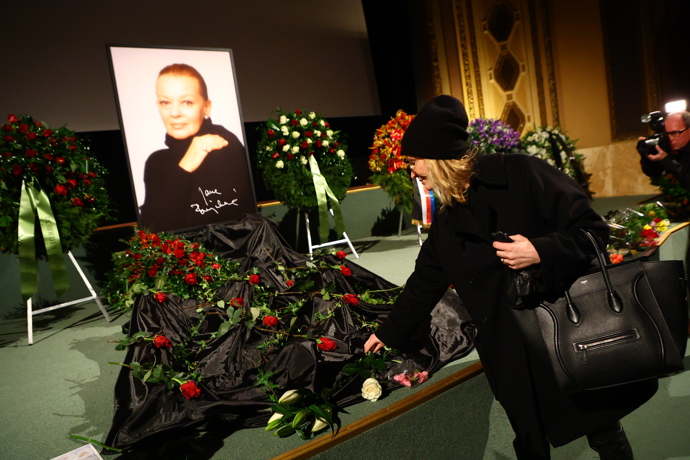 FOTO: Herečka Aňa Geislerová přišla dát sbohem herecké legendě, Janě Brejchové. – stránka 3