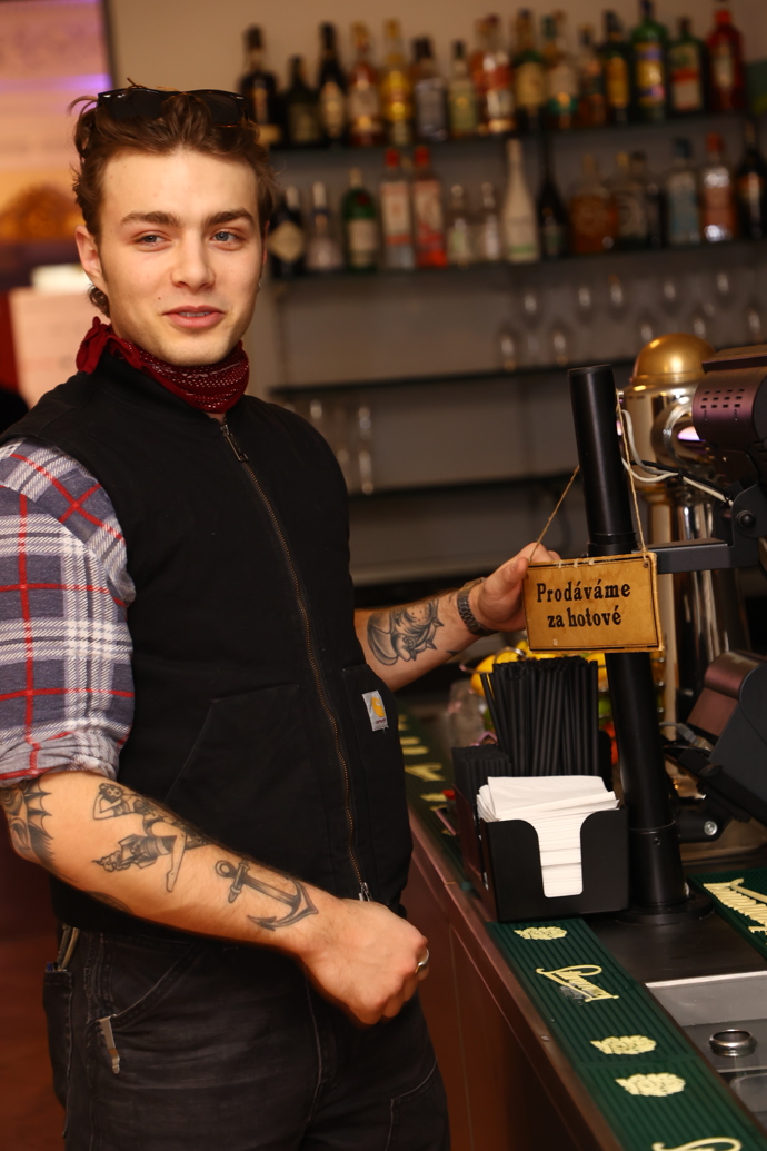 FOTO: Šimon se nyní plánuje soustředit primárně na svou rozjetou hudební kariéru a už v dubnu ho čeká velký křest nového EP v pražské Akropoli. – stránka 1