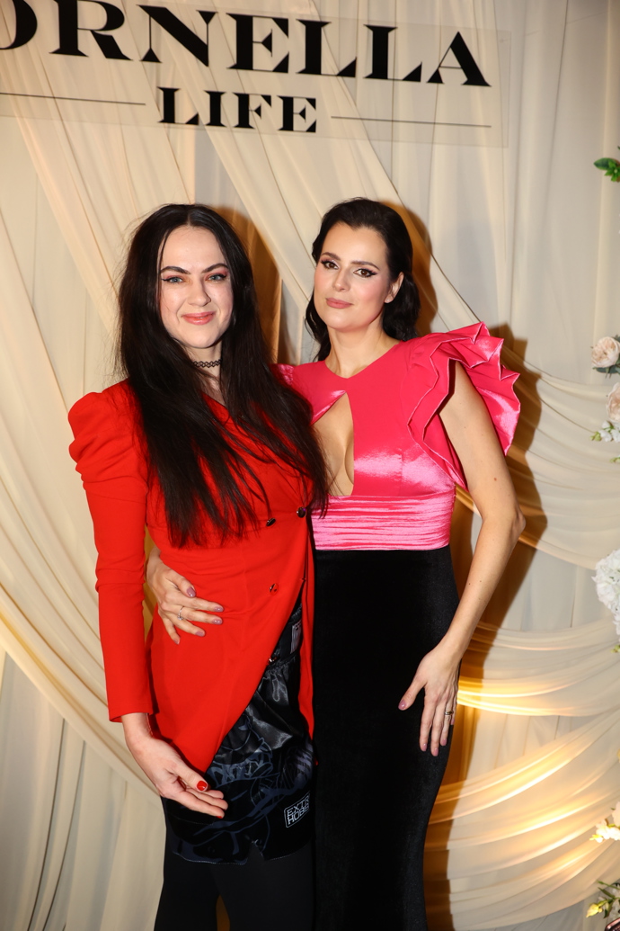 FOTO: Ornella Koktová se svou kamarádkou. – stránka 56