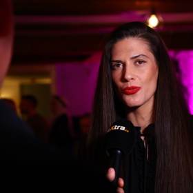 Když se jí nějaký herec líbí a nastuduje si ho, manželovi ho doporučí.