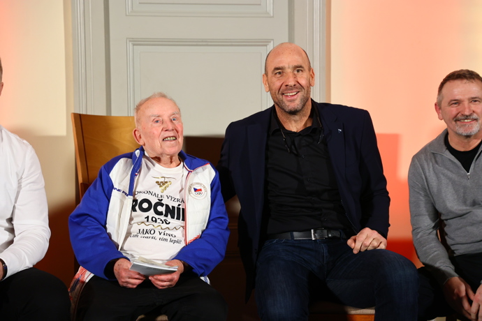 FOTO: Mladší dcera se aktivně věnuje gymnastice a tancování, starší zase preferuje tenis a volejbal. – stránka 4